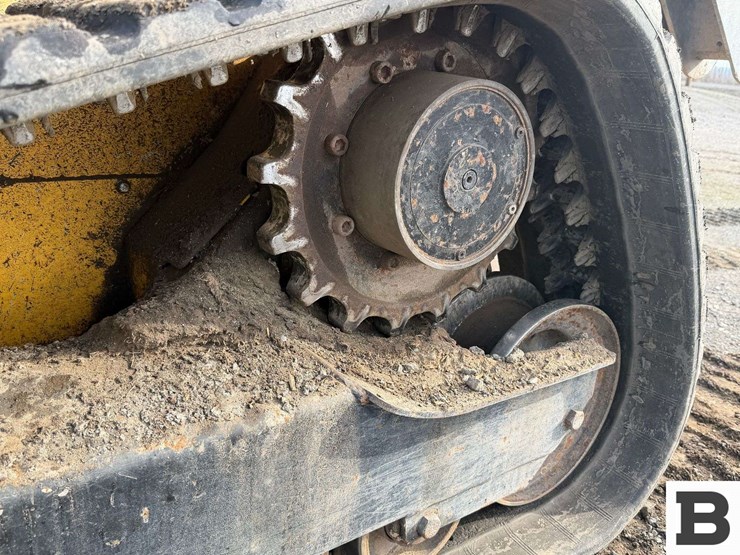 2010-john-deere-329d-image-14