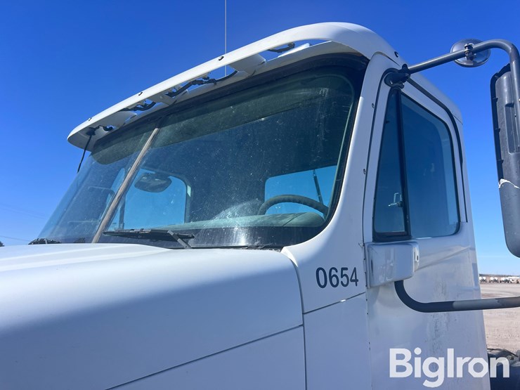 2006-freightliner-columbia-120-image-14