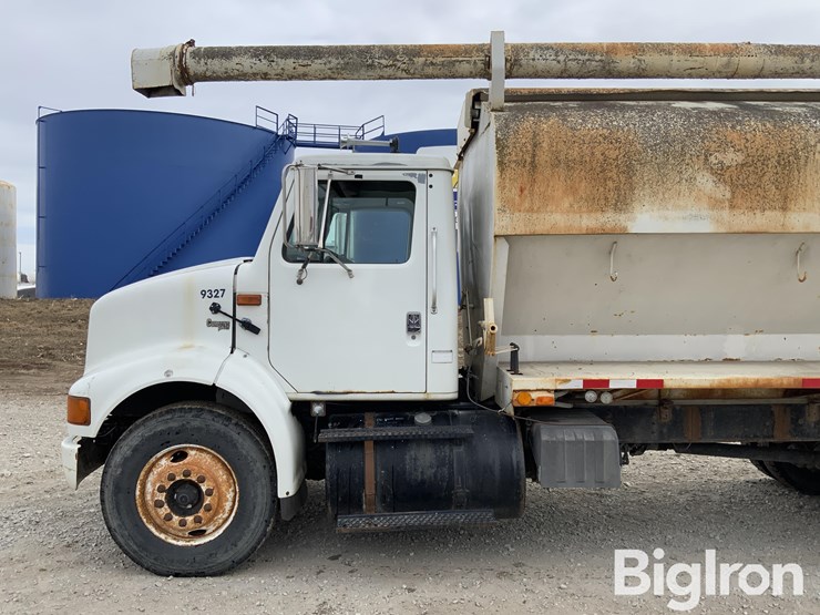 2001-international-8100-image-10