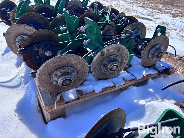 john-deere-rear-mount-disc-fertilizer-for-planter-image-13