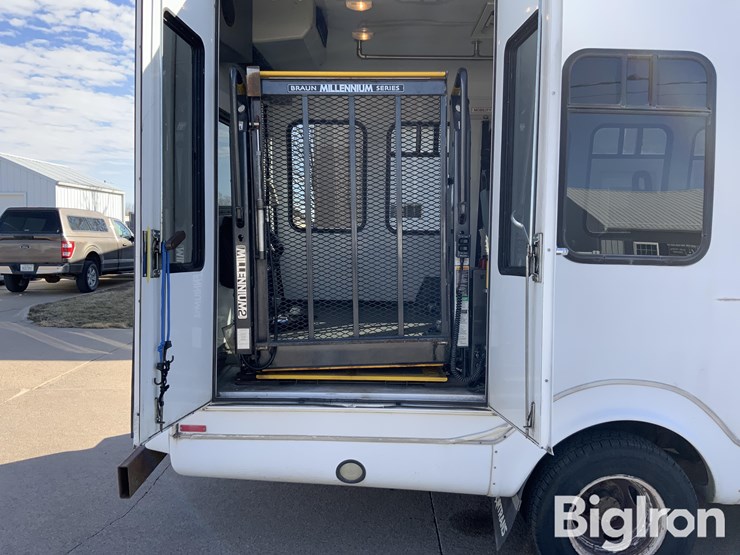 2010-ford-e450-image-19