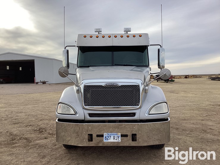 2007-freightliner-columbia-120-image-2