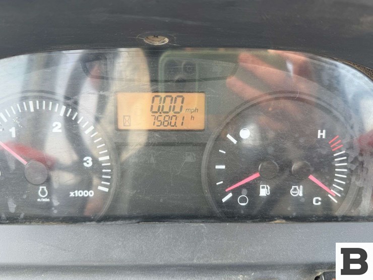 2014-kubota-m8540hd-image-31