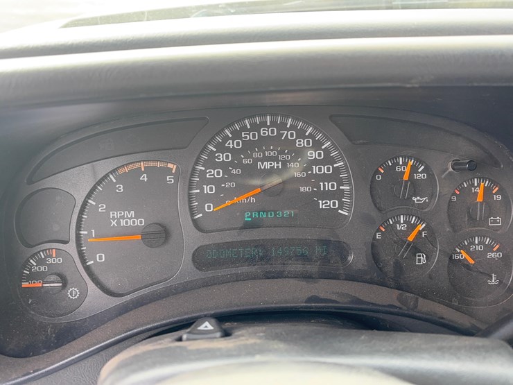 2004-chevrolet-k2500hd-pickup-image-13