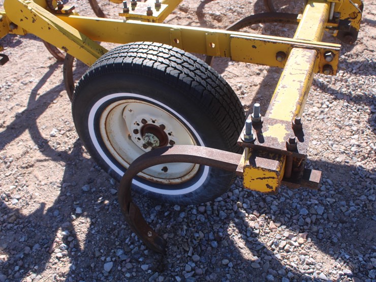 #2028-•-landoll-9-shank-chisel-plow-image-10