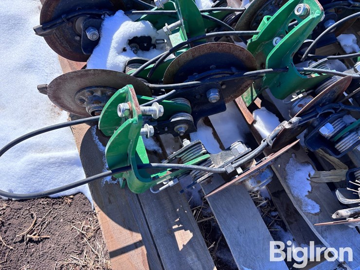 john-deere-rear-mount-disc-fertilizer-for-planter-image-10