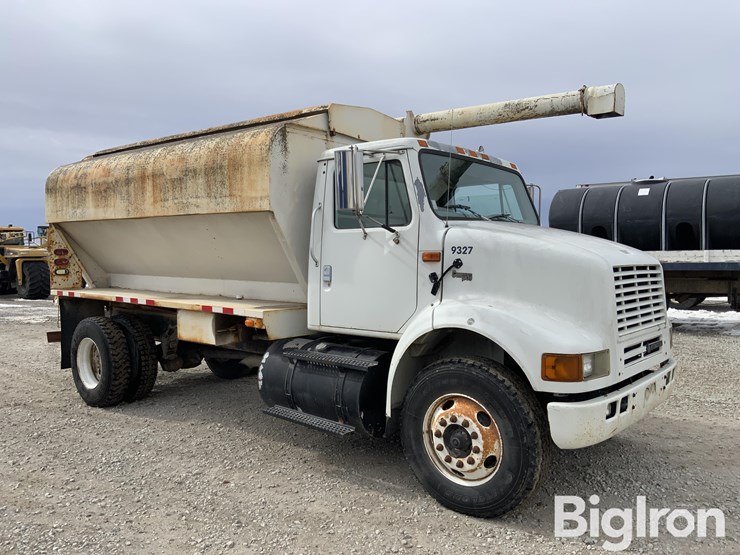 2001-international-8100-image-3