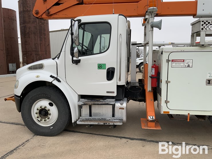 2006-freightliner-m2-106-image-11