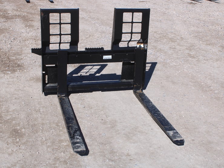 #2048-•-hd-skid-steer-attach-pallet-forks-image-1