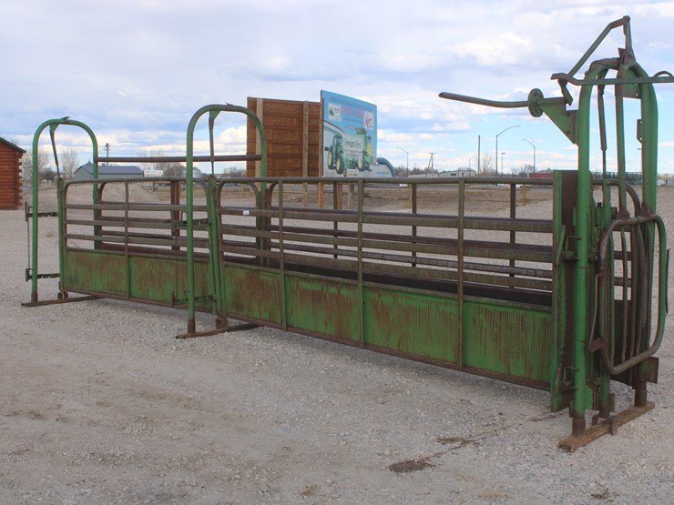 #2056-•-powder-river-24ft-adjustable-alley-with-guillotine-gate-image-1