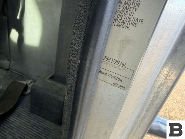 2001-peterbilt-330-image-42