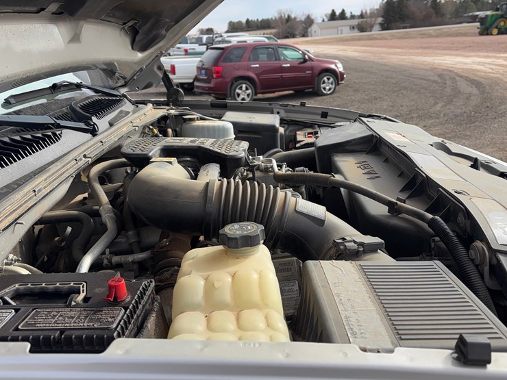 2004-chevrolet-k2500hd-pickup-image-15