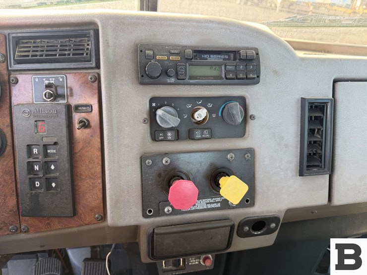 2001-peterbilt-330-image-43