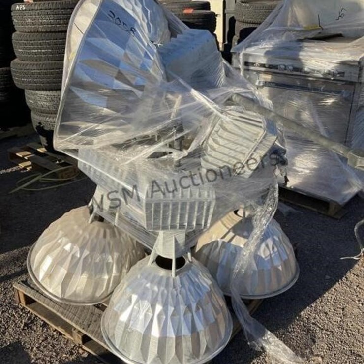 PALLET OF OVERHEAD LIGHTS