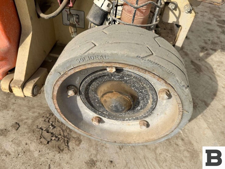 2011-jlg-1930es-image-17