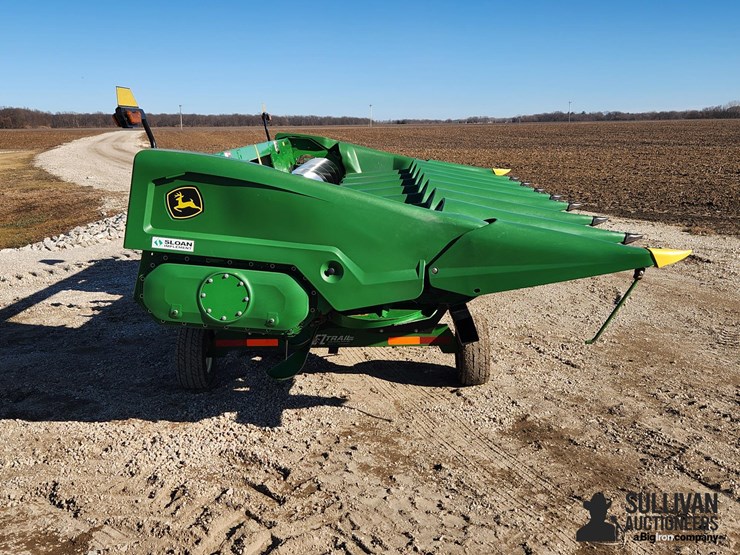 2022-john-deere-c8r-image-4