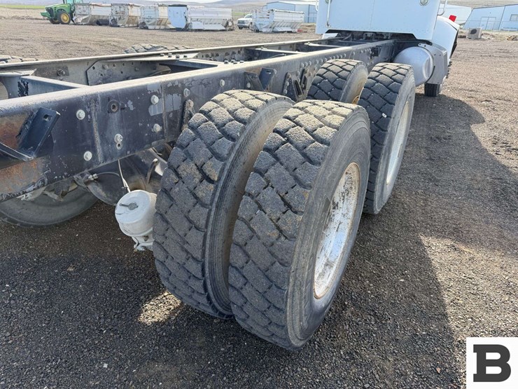 2001-peterbilt-330-image-22