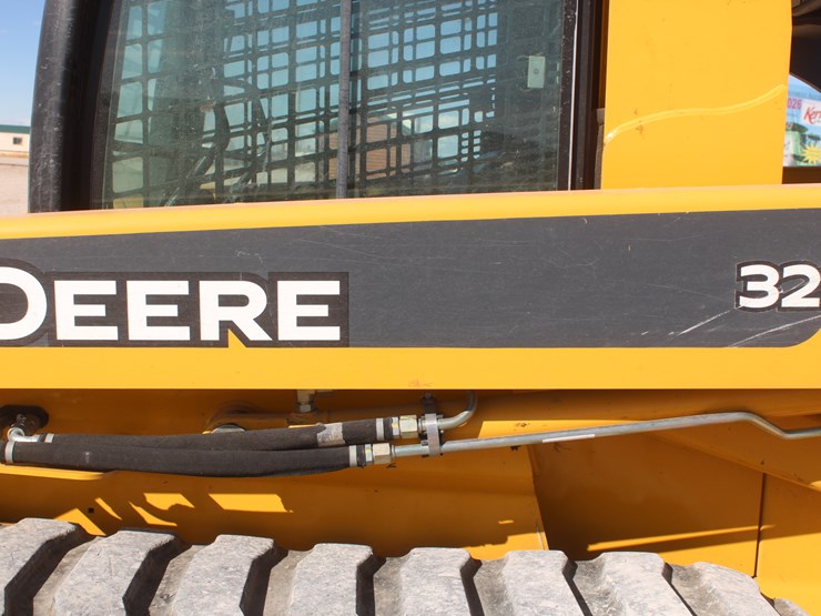 john-deere-325-image-21