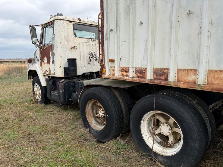 #41247-•-inop-1978-international-f-2275-daycab-truck-image-4