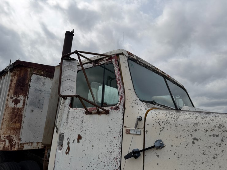 #41247-•-inop-1978-international-f-2275-daycab-truck-image-33