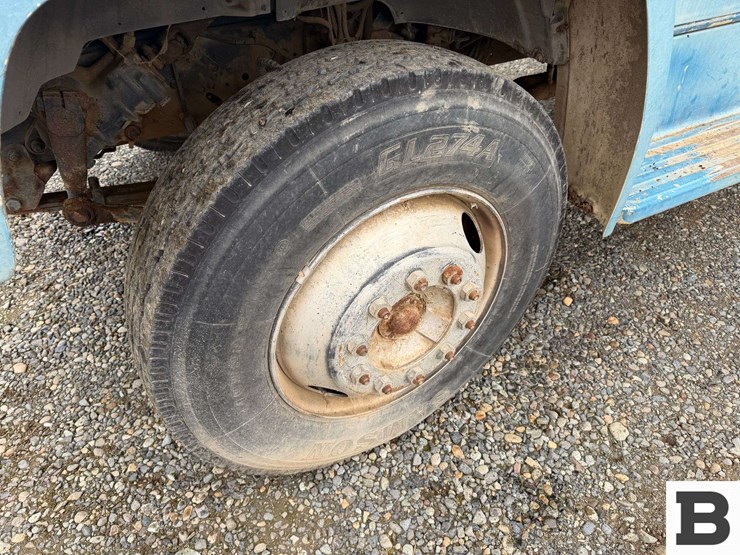 1992-ford-f700-image-10