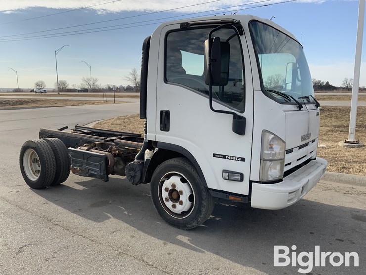 2011-isuzu-nrr-image-3