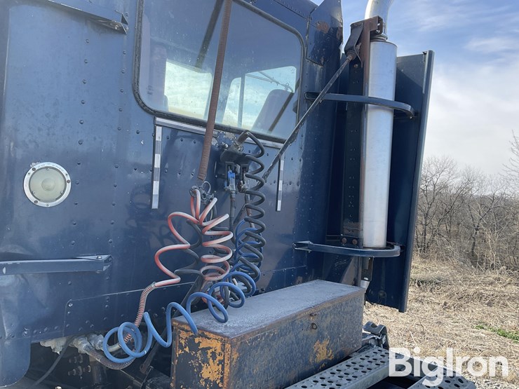 1999-freightliner-fld112-image-9