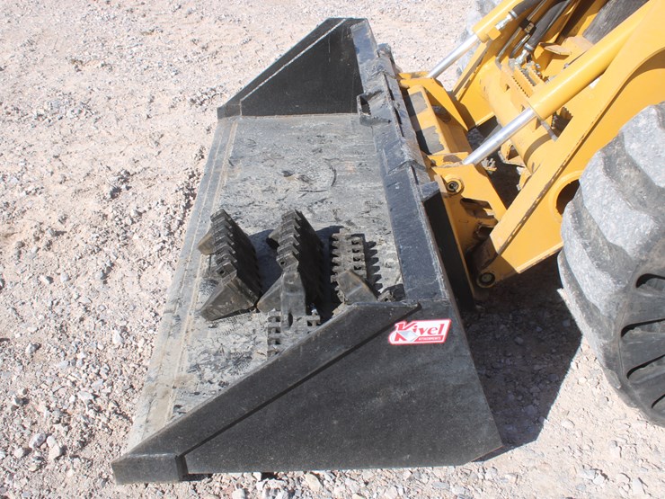 john-deere-325-image-11