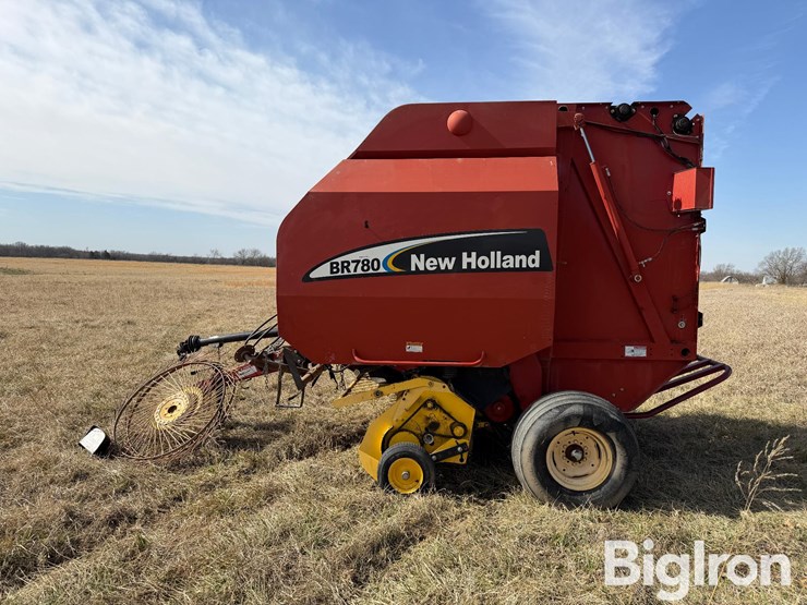 2004-new-holland-br780-image-8