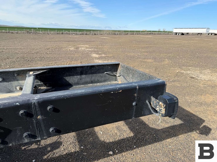 2001-peterbilt-330-image-18