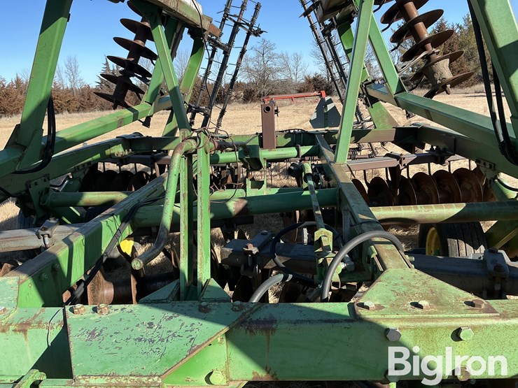 john-deere-335-image-11