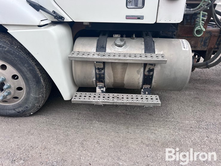 2004-freightliner-columbia-120-image-11