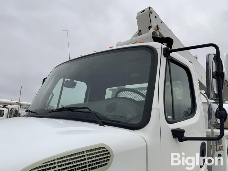 2010-freightliner-m2-106-image-12