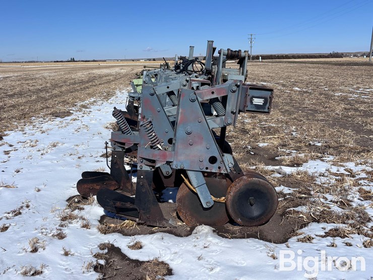 hiniker-8r30-folding-cultivator-w/ridging-wings-image-4