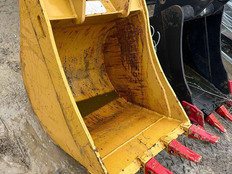 24"-cat-backhoe-bucket-image-3