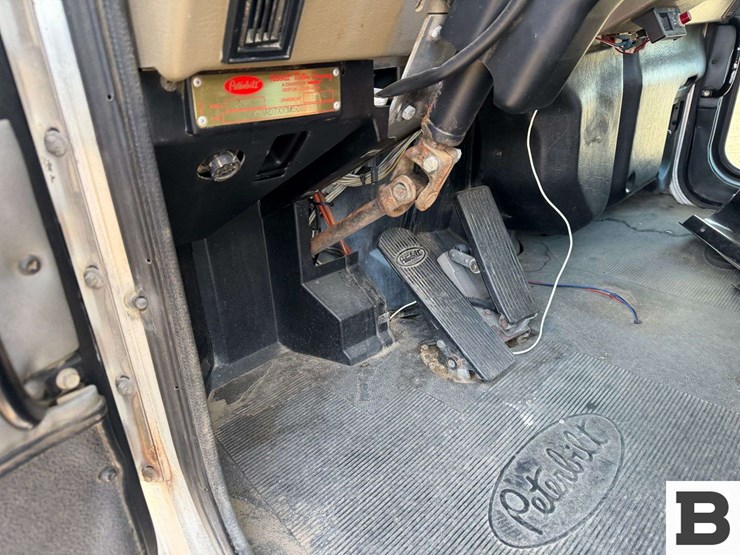 2001-peterbilt-330-image-38