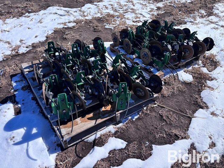 john-deere-rear-mount-disc-fertilizer-for-planter-image-7