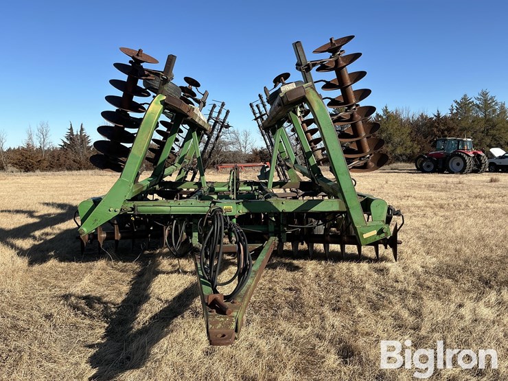 john-deere-335-image-2