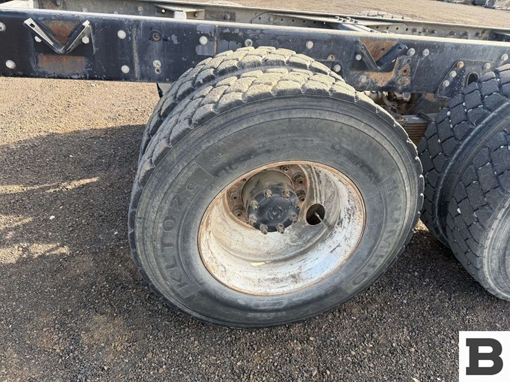 2001-peterbilt-330-image-23