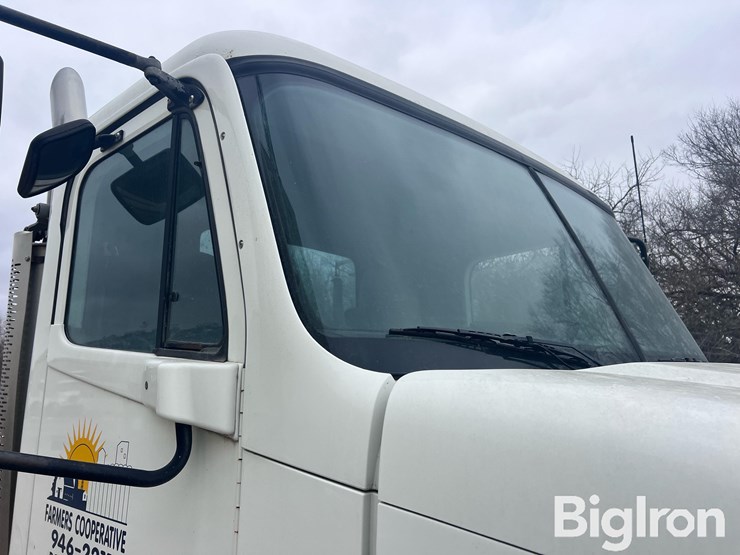 2004-freightliner-columbia-120-image-18