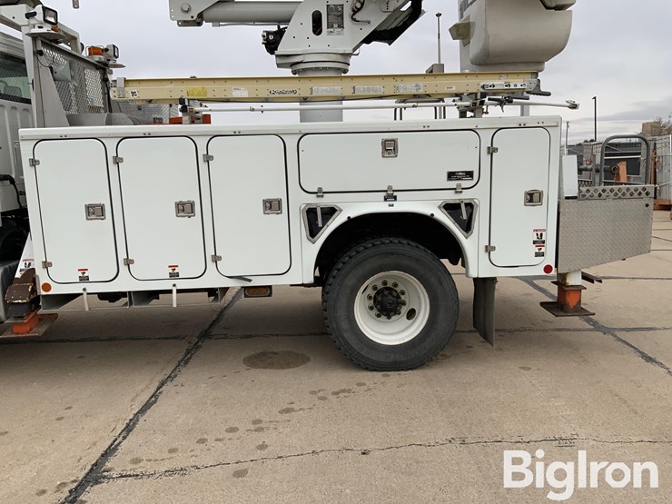 2009-freightliner-m2-106-image-9