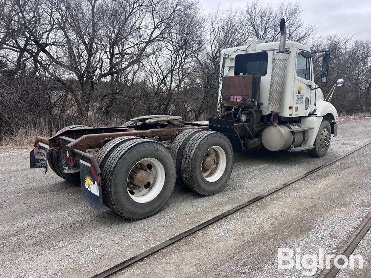 2004-freightliner-columbia-120-image-5