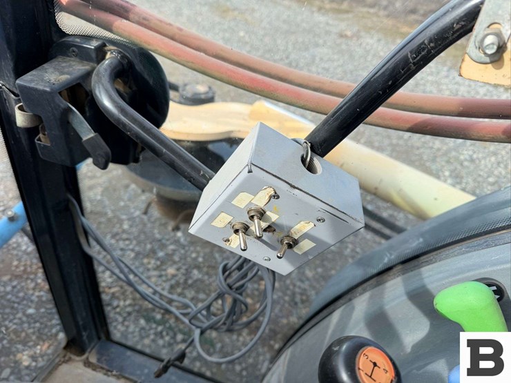 2008-new-holland-tn85fa-image-39