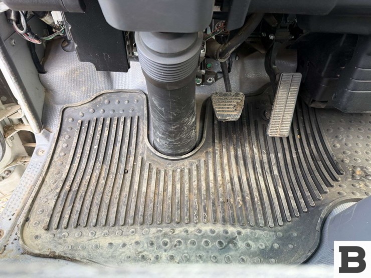 2007-isuzu-npr-image-22