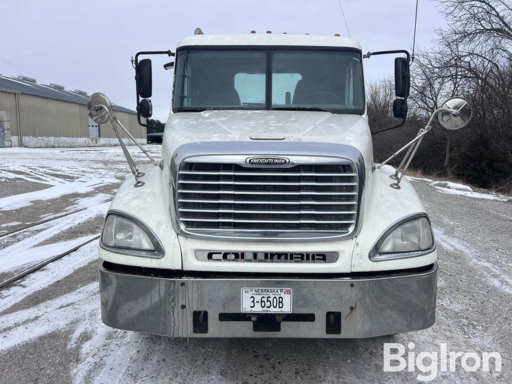 2004-freightliner-columbia-120-image-2