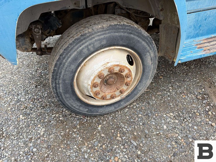 1990-ford-f700-image-9