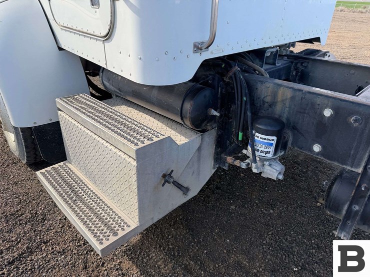 2001-peterbilt-330-image-9