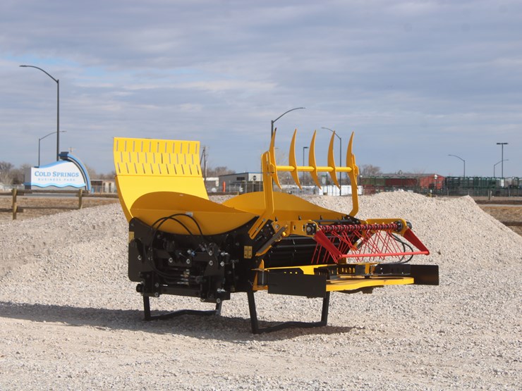 #1017-•-yellow-x24-bale-shredder-image-31
