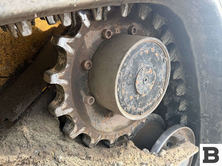 2010-john-deere-329d-image-13