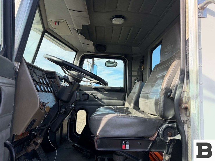 2001-peterbilt-330-image-37